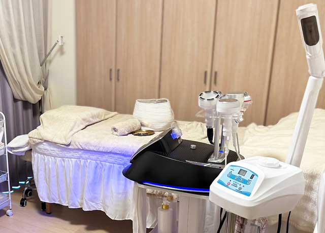 Karen Private Spaの施術ベッドと美容機器