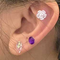 花と紫のハートを組み合わせた耳つぼジュエリーの例