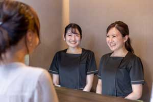 受付でお客様をお迎えするイメージ